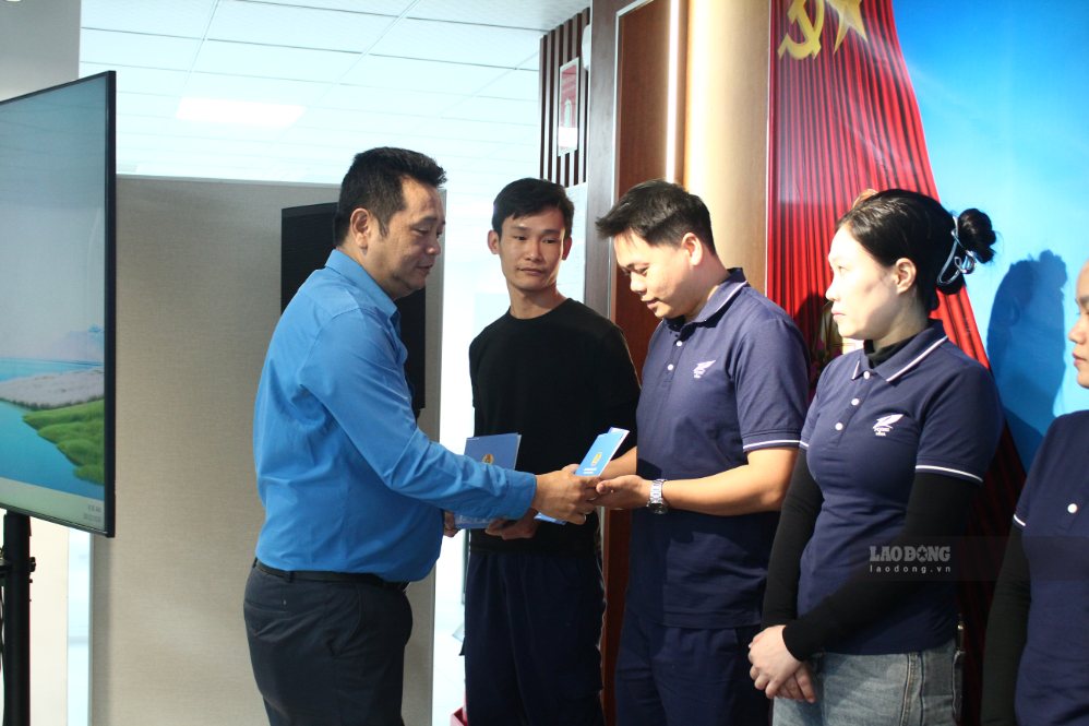 Trao quà trợ cấp khó khăn cho đoàn viên, người lao động tại doanh nghiệp. Ảnh: Thanh Huyền