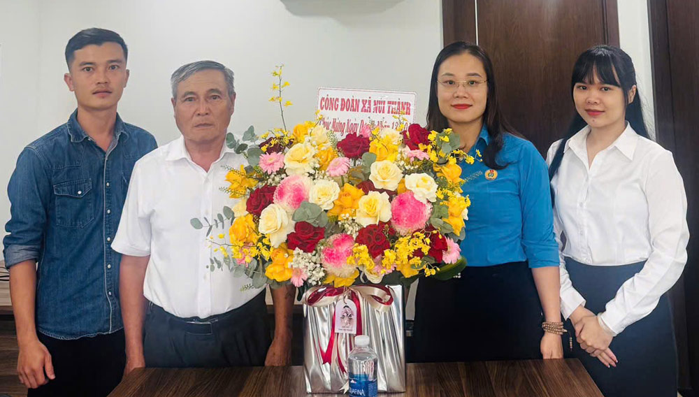 Công đoàn xã Núi Thành, Đà Nẵng thăm, chúc mừng doanh nghiệp nhân Ngày Doanh nhân Việt Nam