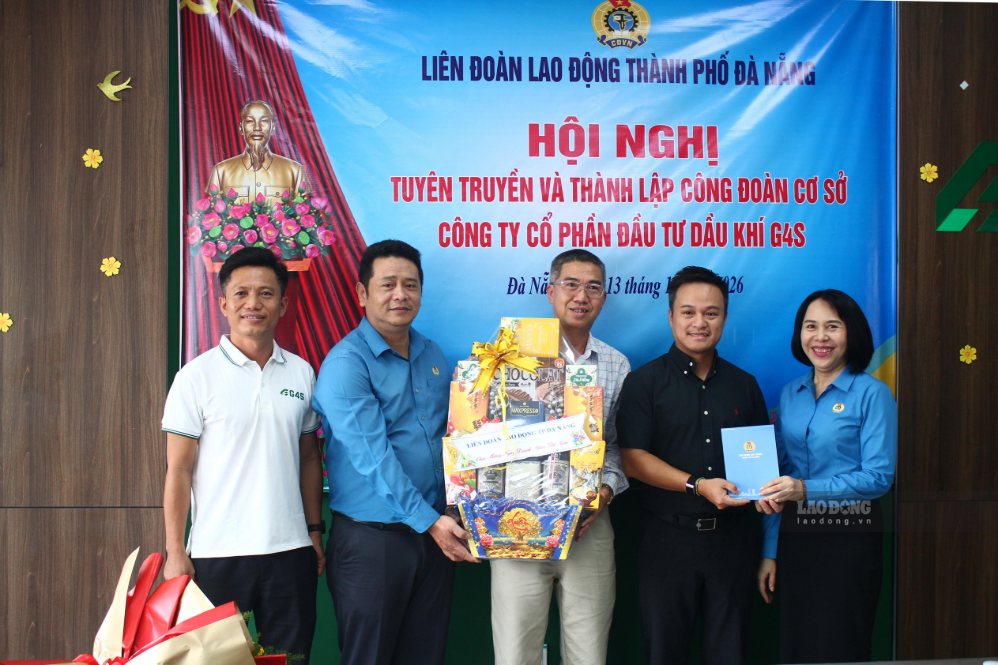 Đại diện Liên đoàn Lao động TP Đà Nẵng tặng quà chúc mừng Công ty Cổ phần đầu tư dầu khí G4S nhân Ngày Doanh nhân Việt Nam 13.10. Ảnh: Thanh Huyền