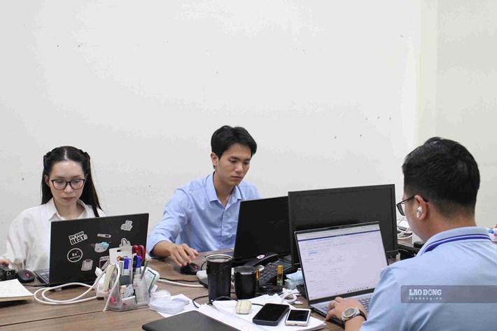 Cán bộ, nhân viên Công ty ABC Việt Nam ứng dụng công nghệ vào công việc, góp phần nâng cao hiệu quả xử lý công việc và năng suất lao động. Ảnh: Mai Hương