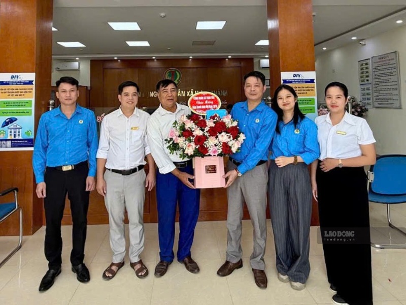Công đoàn Trấn Yên thăm, chúc mừng doanh nghiệp dịp 13.10