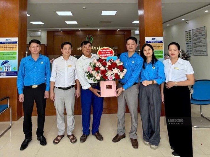 Công đoàn xã Trấn Yên tặng hoa chúc mừng doanh nghiệp. Ảnh: Bảo Nguyên