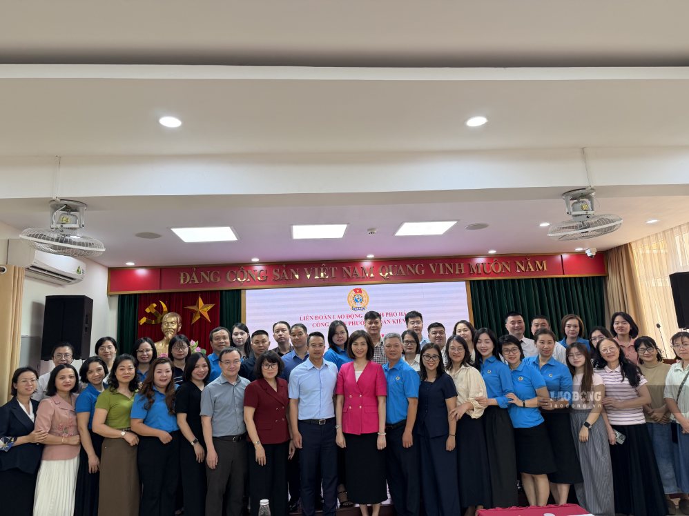 Các đại biểu tại buổi gặp mặt doanh nghiệp tiêu biểu và công bố Quyết định thành lập công đoàn cơ sở do Công đoàn phường Hoàn Kiếm tổ chức. Ảnh: Kiều Vũ