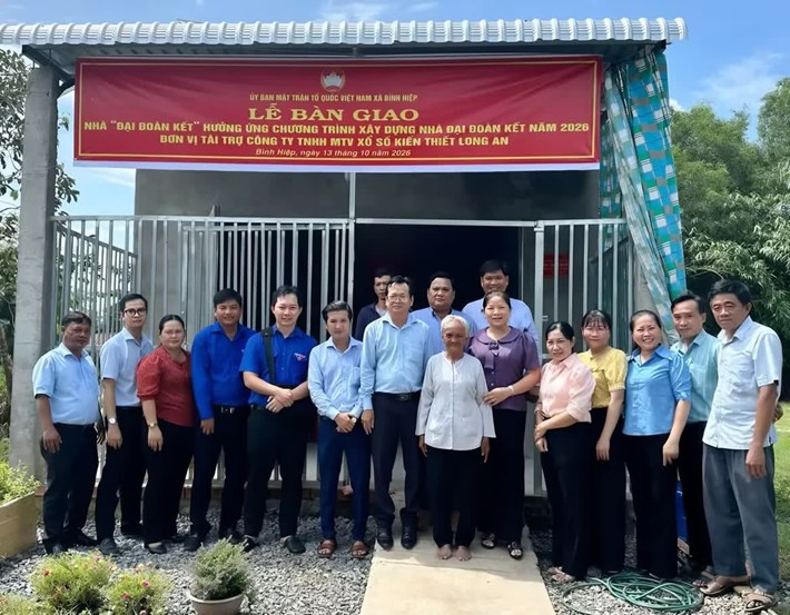 Lãnh đạo xã Bình Hiệp và đơn vị tài trợ trao nhà Đại đoàn kết cho các hộ dân khó khăn ngày 13.10. Ảnh: UBND xã Bình Hiệp