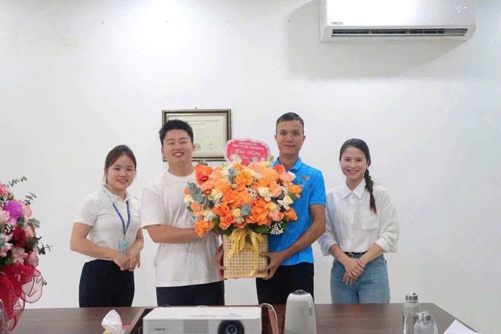 Công đoàn xã Hải Châu thăm, chúc mừng doanh nghiệp nhân ngày 13.10. Ảnh: Công đoàn Nghệ An đăng tải ngày 12.10