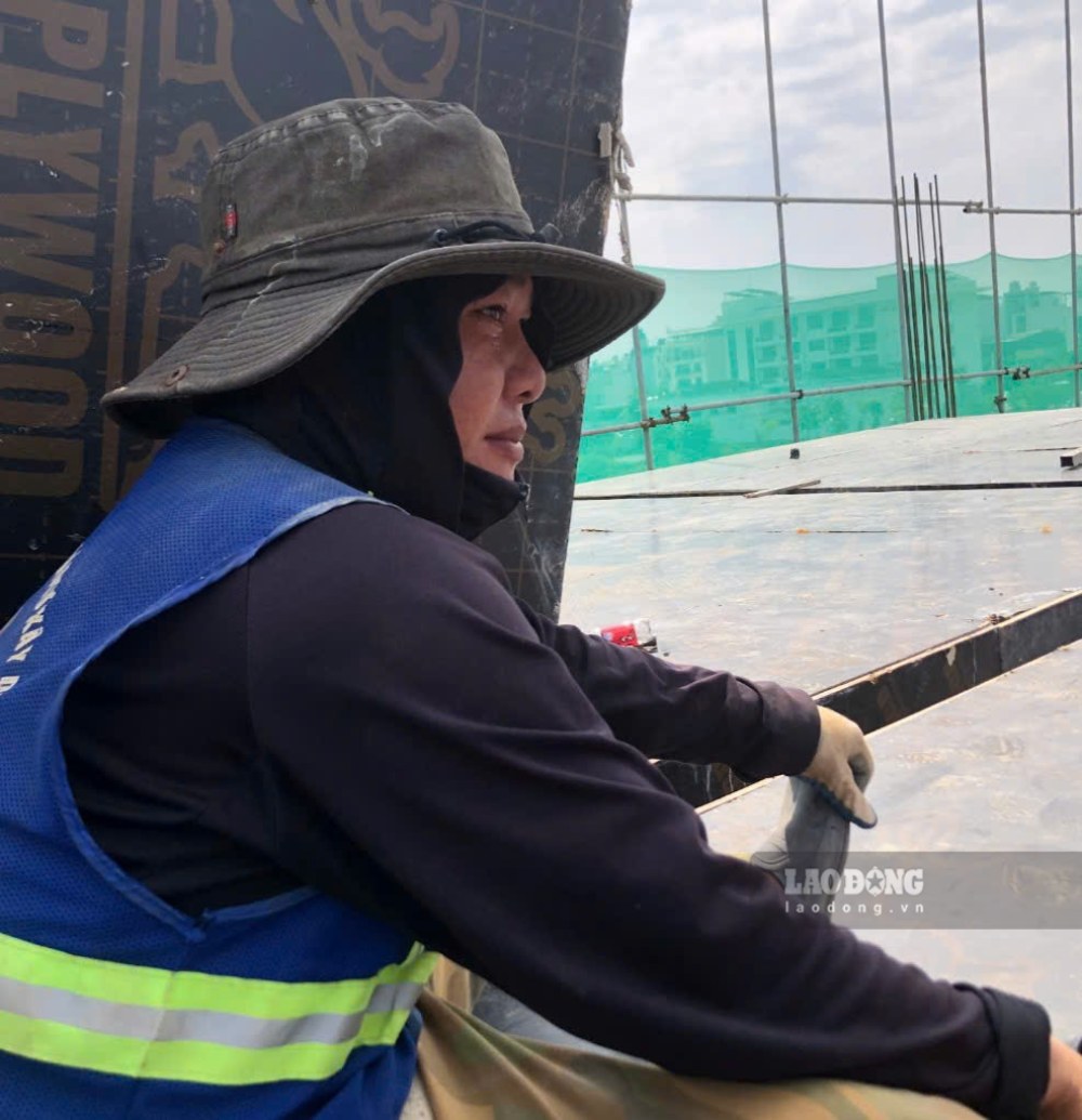 Hơn 8 năm đi làm giúp việc theo giờ, dọn dẹp nhà cửa sau xây dựng hay phụ việc cho các nhà hàng, chị Lê Thị Mai chưa bao giờ biết đến hợp đồng lao động. Ảnh chụp ngày 11.10. Ảnh: Quỳnh Chi