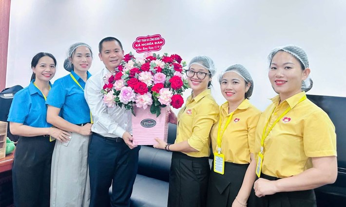 Công đoàn xã Nghĩa Đàn thăm, chúc mừng doanh nghiệp trên địa bàn. Ảnh: Công đoàn Nghệ An
