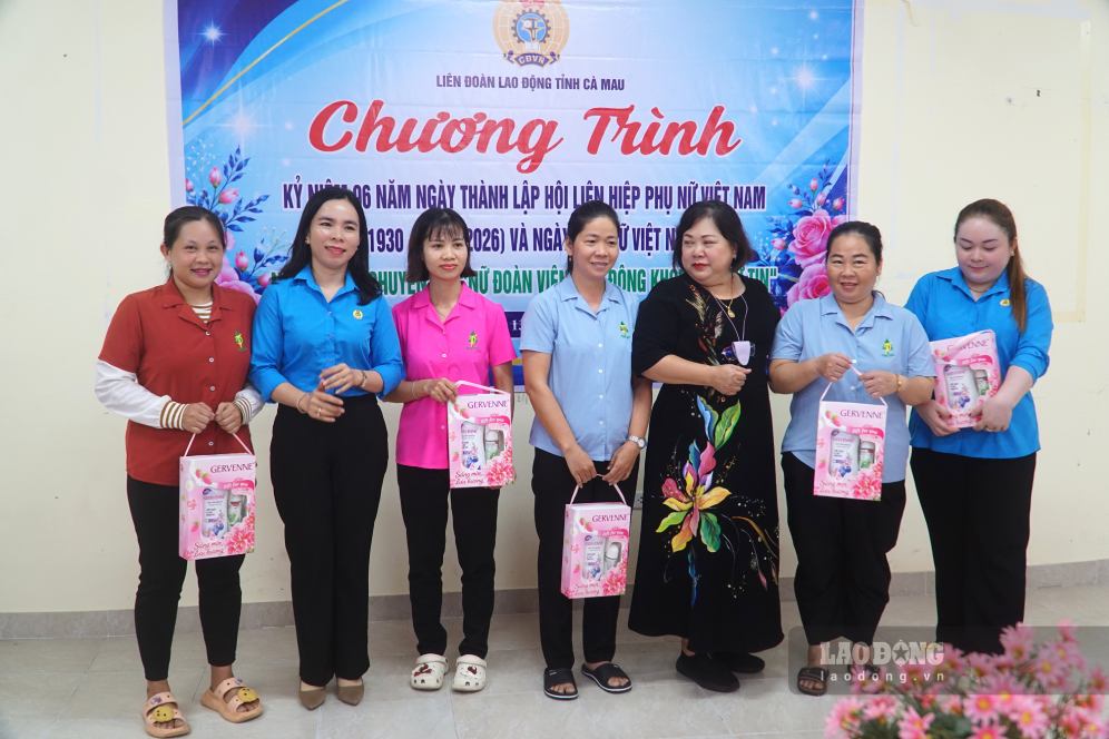 5 công nhân có câu hỏi, câu trả lời hay, đúng nhất được nhận quà từ Ban tổ chức (ảnh chụp ngày 13.10.2026). Ảnh: Nhật Hồ.