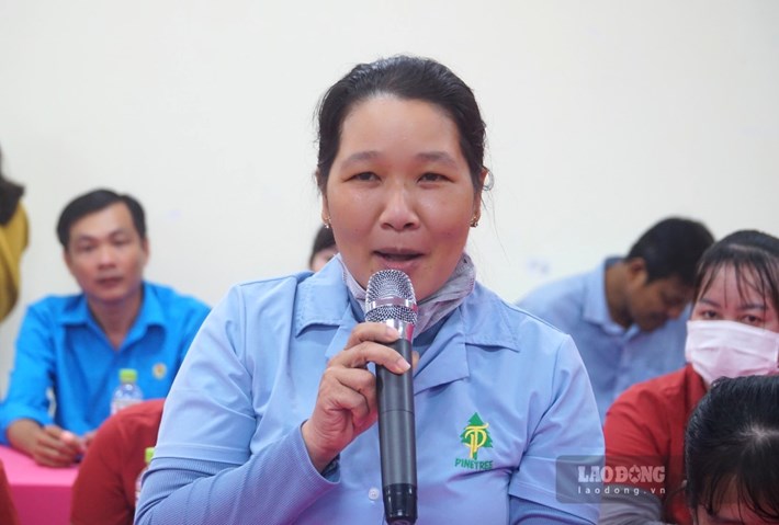 Công nhân Công ty TNHH MTV Pinetree Cà Mau hỏi về sức khoẻ sinh sản. Ảnh: Nhật Hồ