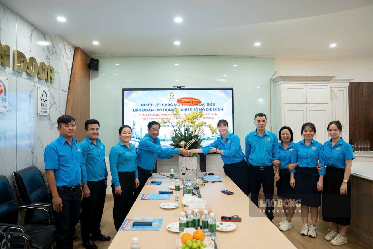 Đoàn công tác LĐLĐ TPHCM tặng hoa chúc mừng Công ty TNHH Kỹ nghệ Cửa Ý Á Châu nhân dịp kỷ niệm Ngày Doanh nhân Việt Nam. Ảnh: Đình Trọng