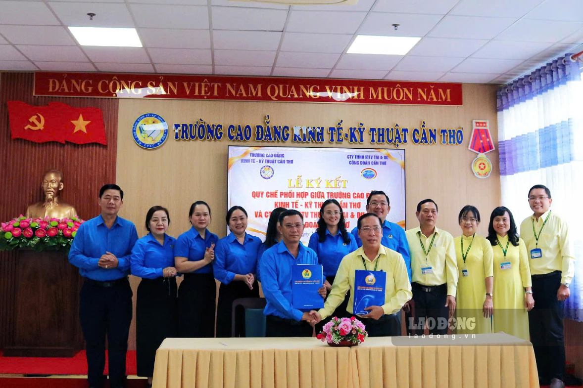 Hai đơn vị ký kết phối hợp chăm lo sinh viên và người lao động. Ảnh: Tạ Quang (ảnh chụp ngày 13.10)