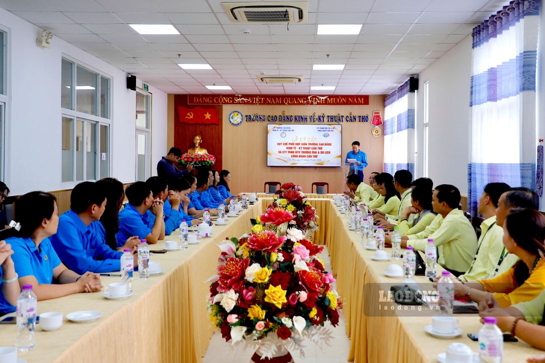 Quang cảnh buổi lễ. Ảnh: Tạ Quang (ảnh chụp ngày 13.10)