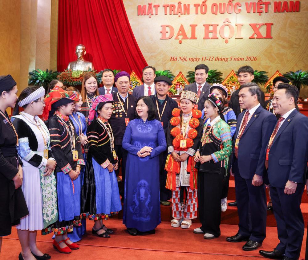 Ủy viên Bộ Chính trị, Bí thư Trung ương Đảng, Bí thư Đảng ủy Mặt trận Tổ quốc (MTTQ), các đoàn thể Trung ương, Chủ tịch Ủy ban Trung ương MTTQ Việt Nam Bùi Thị Minh Hoài chụp ảnh cùng các đại biểu tại Đại hội Đại biểu toàn quốc Mặt trận Tổ quốc Việt Nam. Ảnh:  HẢI NGUYỄN