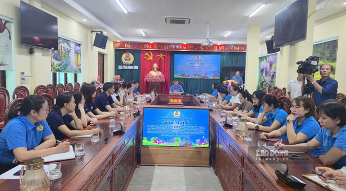 El Comité Sindical del Parque Industrial Provincial de Ninh Binh organizó una conferencia para resumir las actividades sindicales en los primeros 9 meses del año, implementando las tareas clave para los últimos 3 meses de 2026. Foto: Nguyen Truong