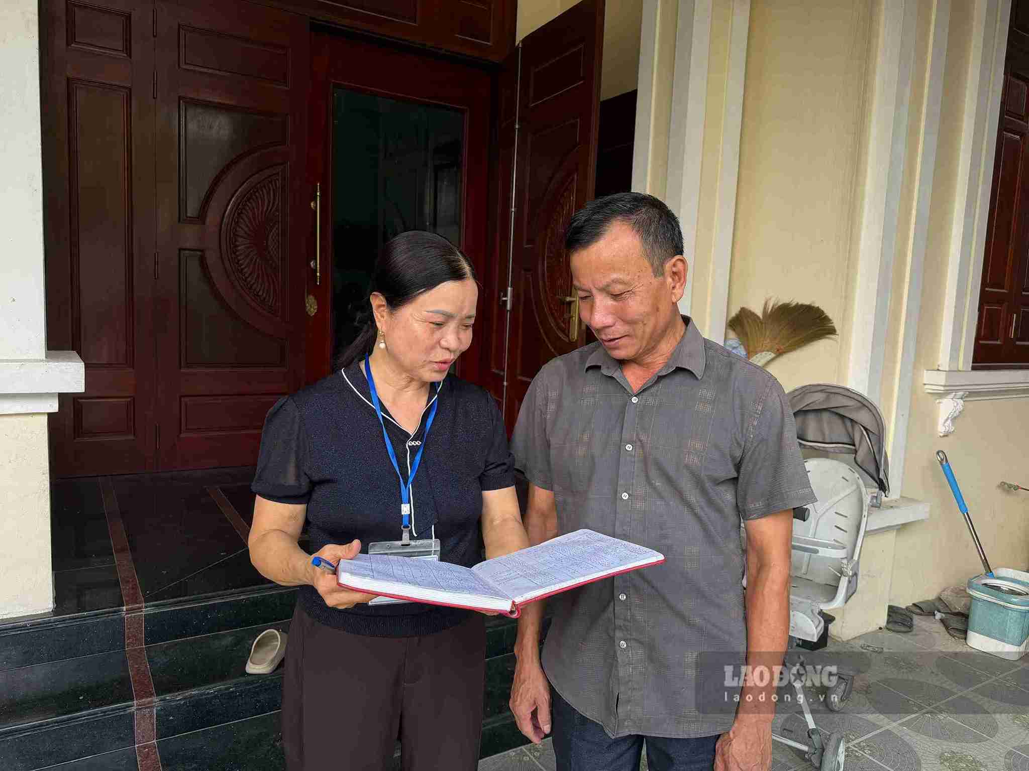 Với sự tận tâm, bà Nguyễn Thị Lệ kiên trì giải thích chính sách, giúp người dân hiểu rõ quyền lợi khi tham gia bảo hiểm. Ảnh: Mai Hương