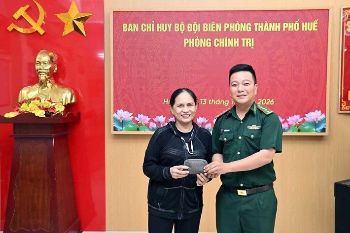 国境警備隊のチャン・コン・アイン大尉がレ・ティ・ミー・チャウさんに財産を返還。写真:フエ市国境警備隊.