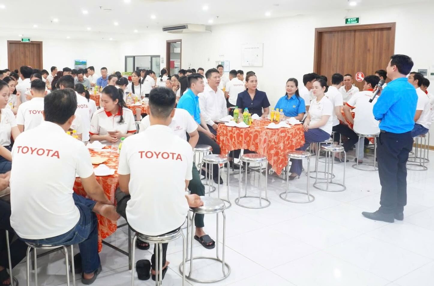 Chương trình “Bữa cơm Công đoàn” tại Công ty Cổ phần Toyota Huế tạo không khí đầm ấm, gắn kết đoàn viên, người lao động (ảnh chụp ngày 12.10). Ảnh: Công đoàn Huế