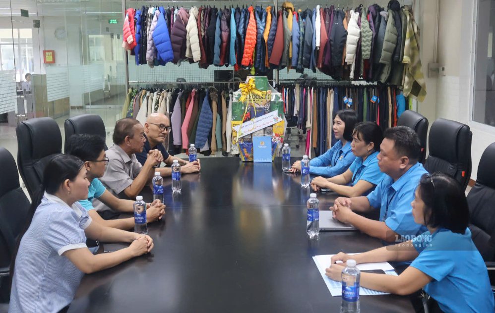 đại diện Liên đoàn Lao động thành phố Đà Nẵng đã đến thăm, tặng quà chúc mừng cán bộ, đoàn viên, người lao động và ban giám đốc Công ty TNHH Việt Vương 2. Ảnh: Bá Duy