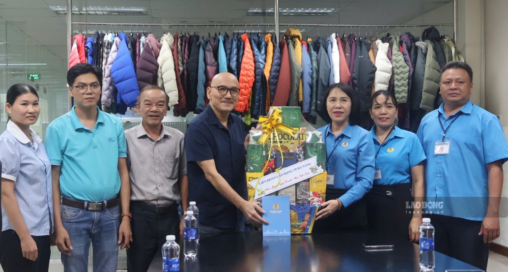 Lãnh đạo Liên đoàn Lao động thành phố Đà Nẵng tặng quà chúc mừng cán bộ, đoàn viên, người lao động và ban giám đốc Công ty TNHH Việt Vương 2. Ảnh: Bá Duy