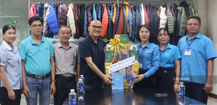 Les dirigeants de la Fédération du travail de la ville de Da Nang rendent visite et encouragent les dirigeants et les employés de la société Viet Vuong 2 à l'occasion de la Journée des entrepreneurs vietnamiens. Photo: Ba Duy