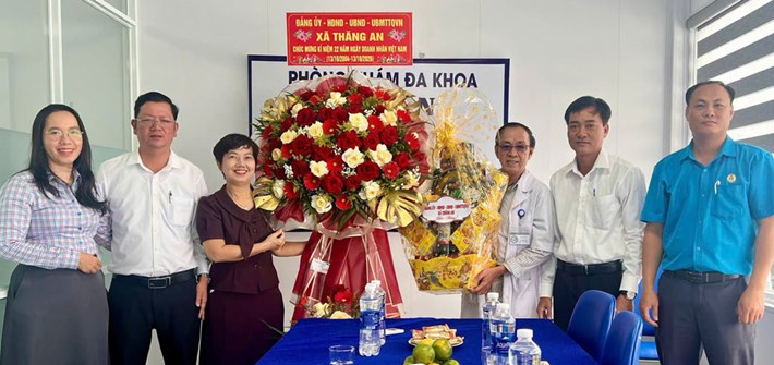 Le syndicat de la commune de Thăng An, Đà Nẵng, se coordonne pour visiter et féliciter les entreprises à l'occasion de la Journée des entrepreneurs vietnamiens. Photo: Syndicat de Thăng An
