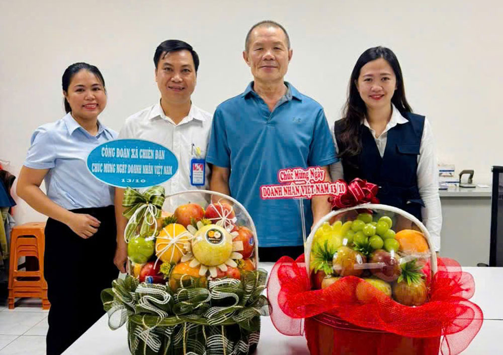 Le syndicat de la commune de Chiên Đàn, Đà Nẵng, rend visite et félicite les entreprises à l'occasion de la Journée des entrepreneurs