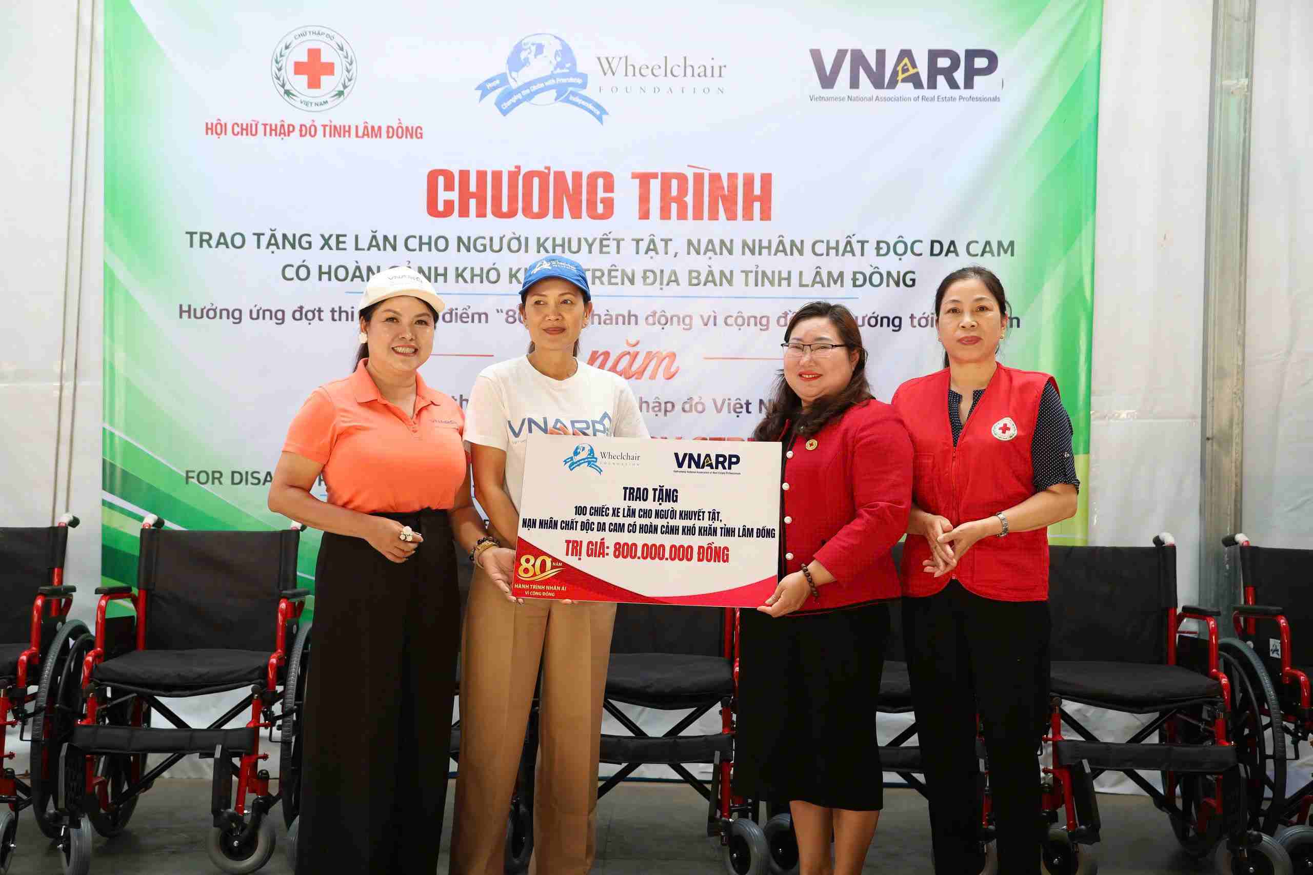 Lâm Đồng reçoit et offre 100 fauteuils roulants aux personnes handicapées en difficulté