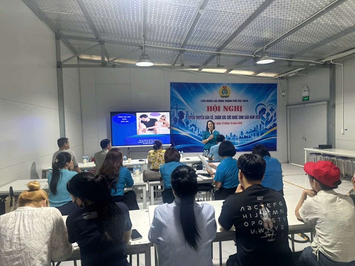 La Federación Laboral de la ciudad de Bac Ninh organiza una conferencia para promover la población y el cuidado de la salud reproductiva para los trabajadores. Foto: Nguyen Huyen.