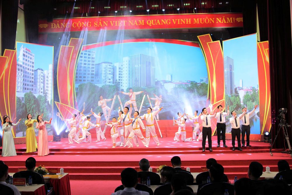 Tiết mục nghệ thuật của Công ty Điện lực Thanh Hóa chào mừng tại Lễ tôn vinh doanh nghiệp, doanh nhân tiêu biểu năm 2026. Ảnh: Công ty Điện lực Thanh Hóa cung cấp