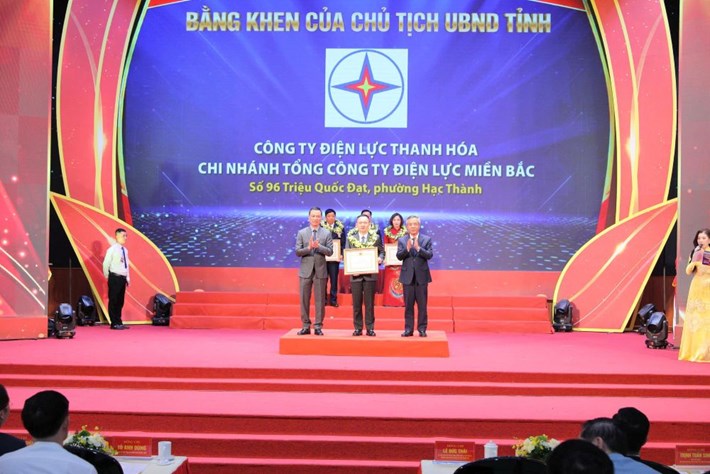 Le représentant de la direction de Thanh Hoa Power Company reçoit un certificat de mérite du Comité populaire provincial lors de la cérémonie d'hommage aux entreprises typiques en 2026. Photo: Fournie par la société