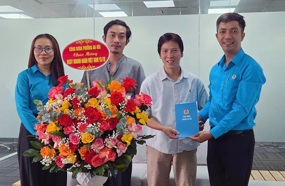 岘港市安海坊工会探望并祝贺企业,庆祝企业家日