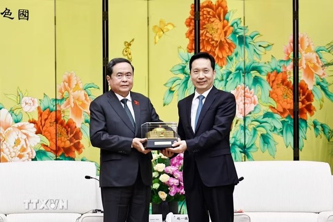 Ủy viên Bộ Chính trị, Chủ tịch Quốc hội Trần Thanh Mẫn tiếp Ủy viên Trung ương Đảng, Bí thư Tỉnh ủy Thiểm Tây (Trung Quốc) Triệu Nhất Đức. Ảnh: Doãn Tấn/TTXVN