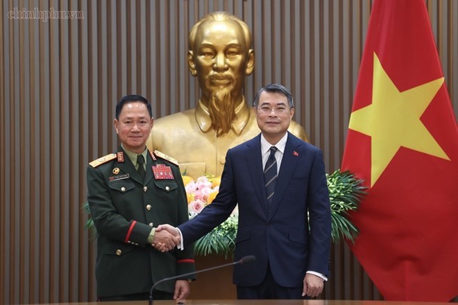 政治局委员、政府总理黎明兴会见了老挝人民革命党政治局委员、老挝国防部副总理兼部长坎利恩·乌塔凯索内大将。图片:chinhphu. vn