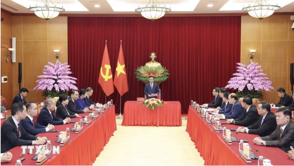 Thường trực Ban Bí thư Trần Cẩm Tú tiếp Đoàn cán bộ cao cấp Đảng Nhân dân Cách mạng Lào. Ảnh: TTXVN