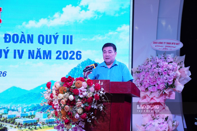 Ông Phan Huy Cường - Phó Chủ tịch Liên đoàn Lao động tỉnh Lào Cai phát biểu chỉ đạo tại chương trình. Ảnh: Đinh Đại