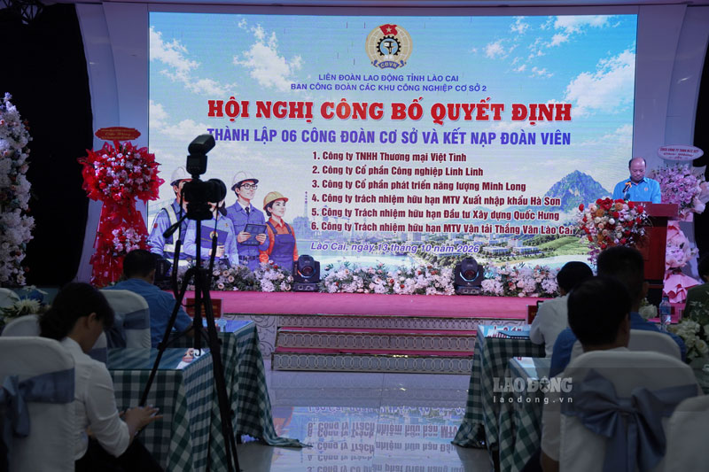 6 công đoàn cơ sở được công bố thành lập dịp này. Ảnh: Đinh Đại
