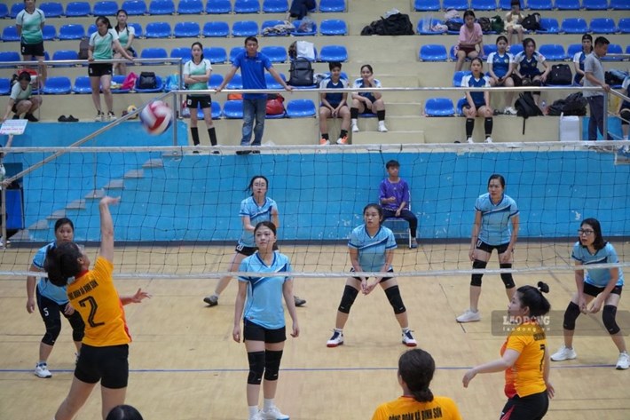 Los equipos participan en la animada competencia del Campeonato Provincial de Voleibol Femenino para Trabajadoras, Funcionarias y Empleadas de Quảng Ngãi 2026. Foto: Viên Nguyễn