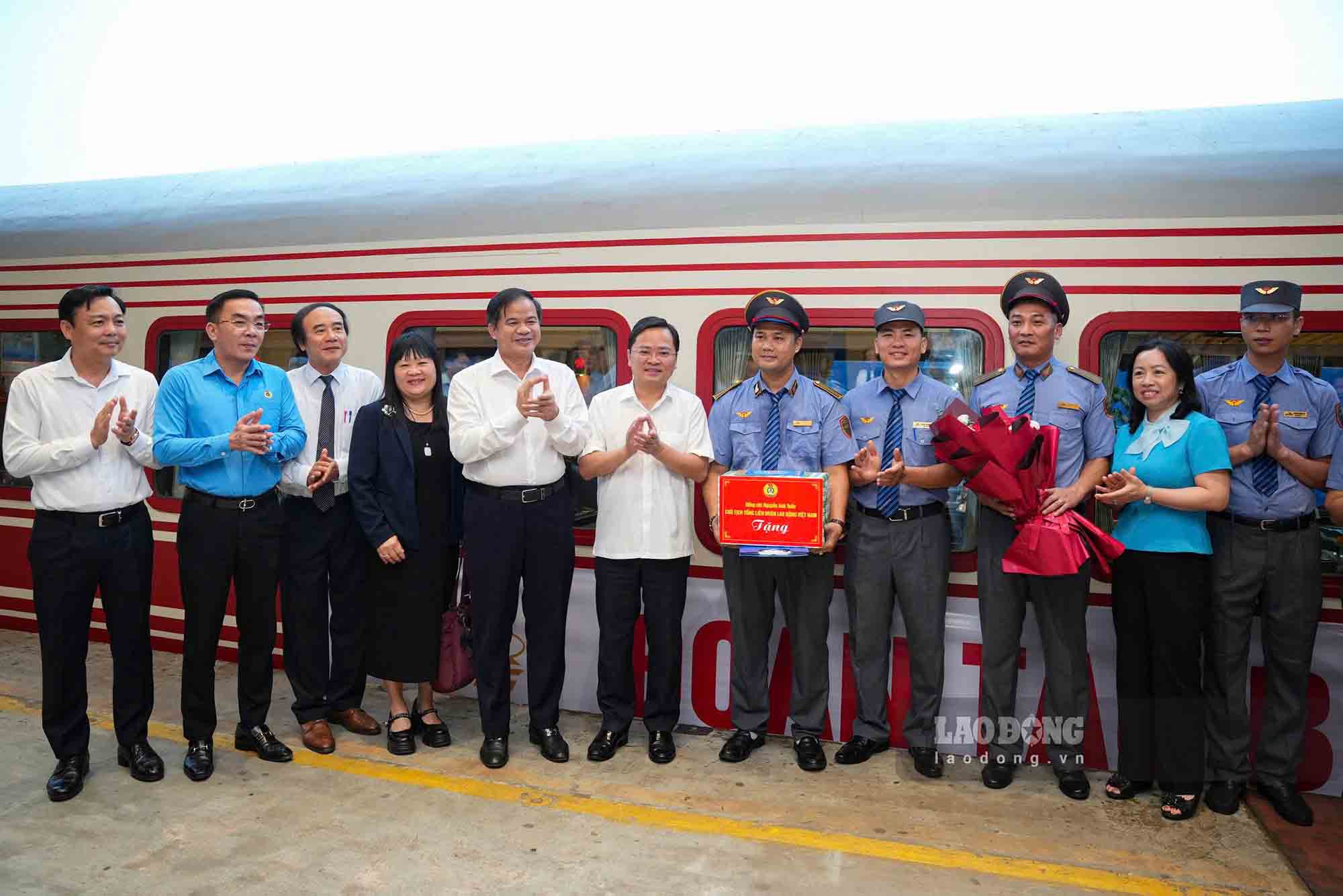 Ông Nguyễn Anh Tuấn - Ủy viên Trung ương Đảng, Chủ tịch Tổng Liên đoàn Lao động Việt Nam tặng quà động viên cho tổ tàu đưa các y, bác sĩ đến các bệnh viện cơ sở Ninh Bình. Ảnh: Hữu Chánh.