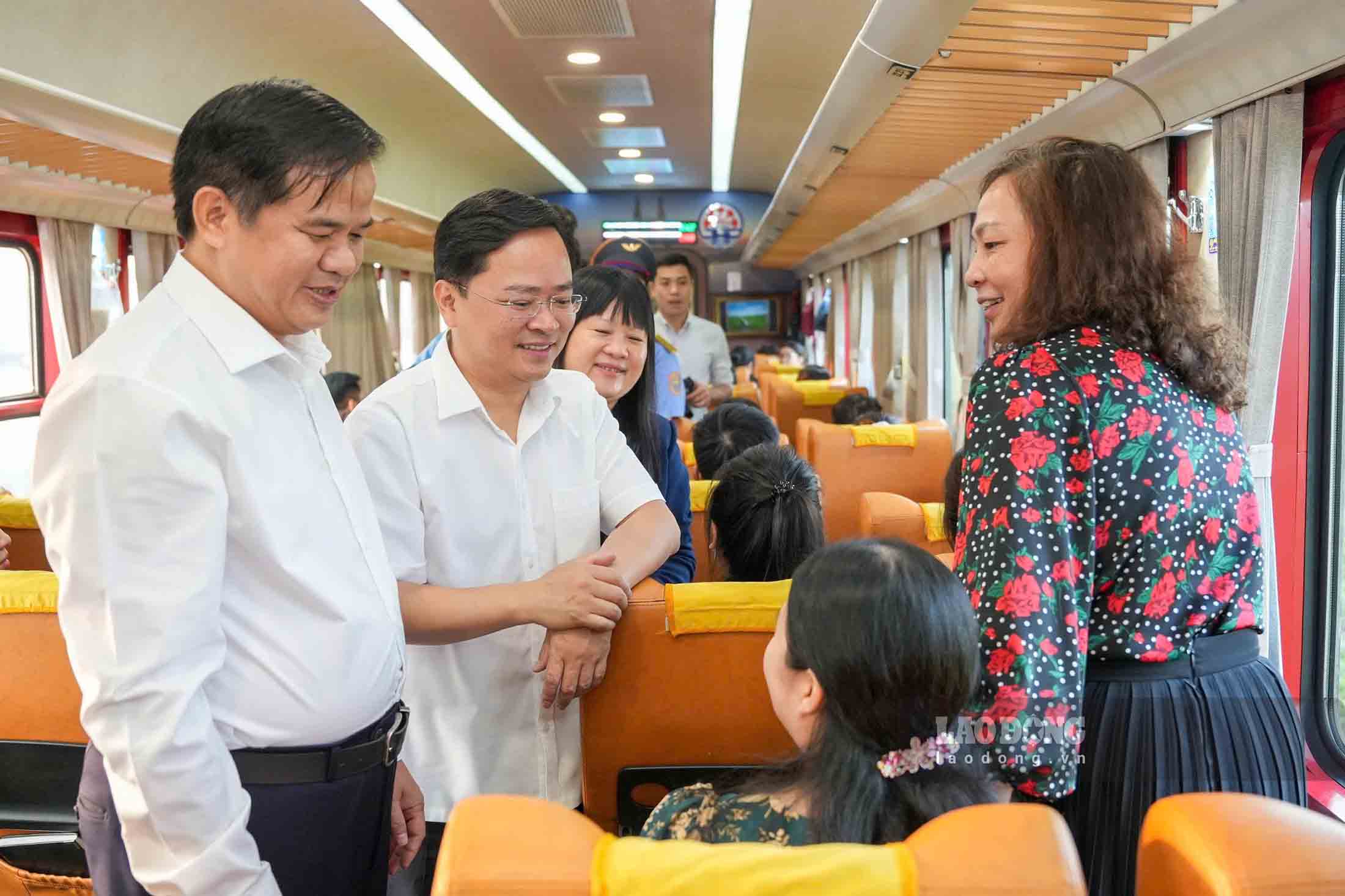 Không khí trên tàu diễn ra vui tươi, cởi mở. Các y, bác sĩ có dịp trò chuyện cùng đoàn công tác trên hành trình đến nơi làm việc. Ảnh: Hữu Chánh.