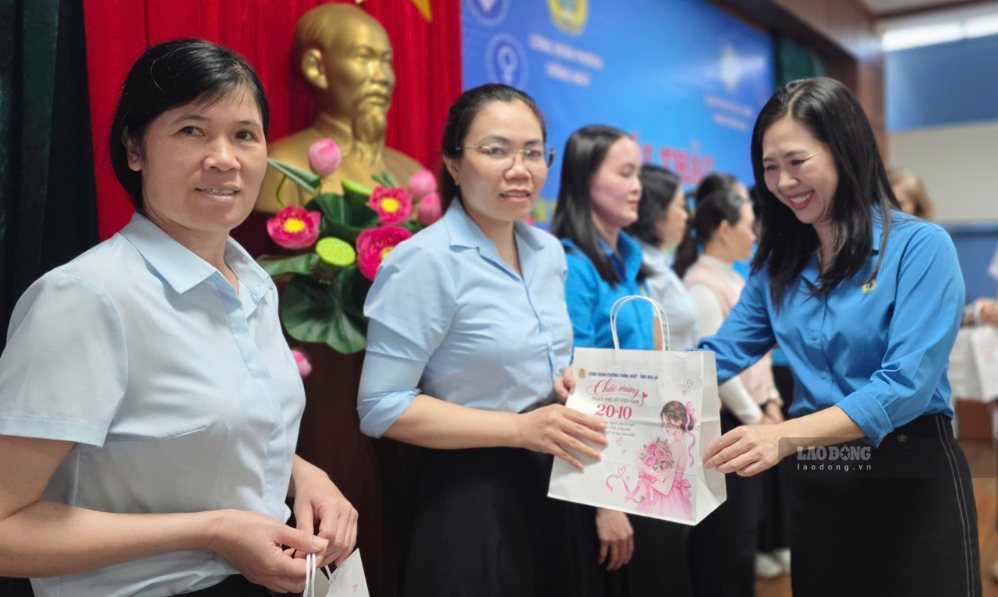 Công đoàn phường trao quà cho đoàn viên, người lao động. Ảnh: Thanh Tuấn