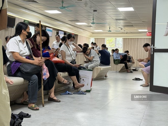 L'organisme d'assurance sociale répond au sujet du transfert des lignes de soins médicaux du lieu d'enregistrement initial des soins médicaux d'assurance maladie au niveau spécialisé tel que l'hôpital Viet Duc. Photo: Thuy Linh