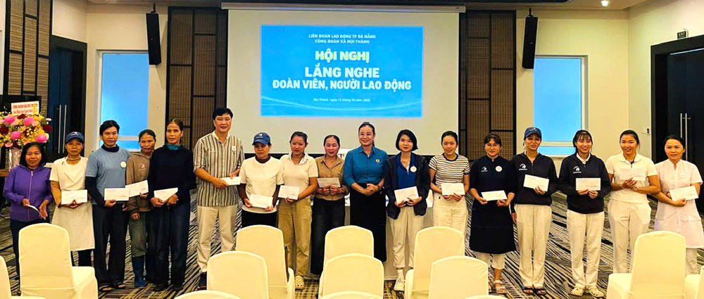 Công đoàn xã Núi Thành trao 15 suất quà cho nữ đoàn viên có hoàn cảnh khó khăn nhân dịp 20.10, thể hiện sự quan tâm, chia sẻ với lao động nữ. Ảnh: Công đoàn Núi Thành