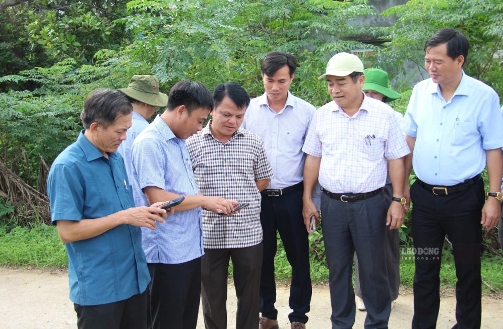 Tổ giám sát của HĐND tỉnh Gia Lai tại dự án trên địa bàn xã Hòa Hội. Ảnh: Thanh Tuấn 
