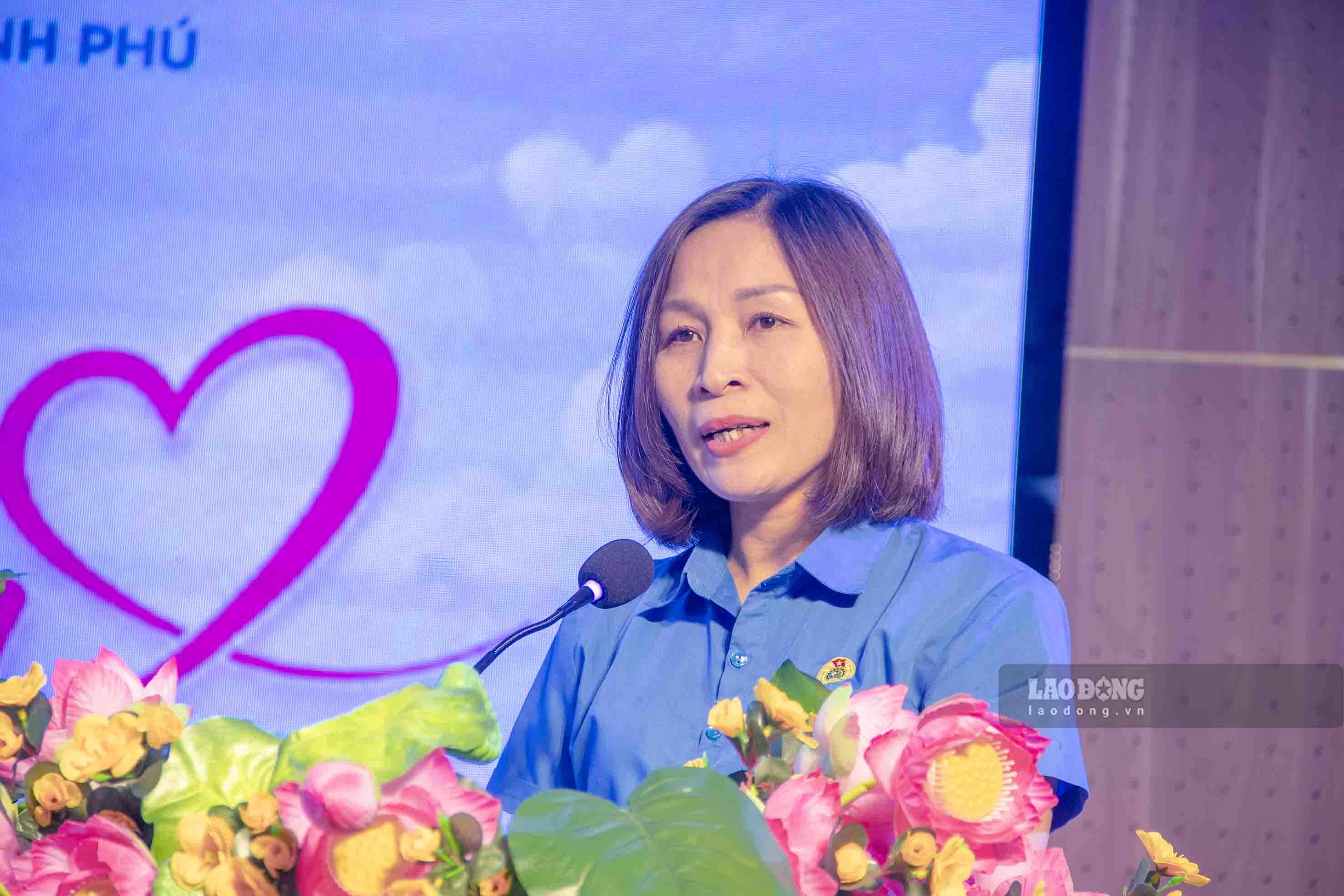 Bà Trần Lệ Thi - Chủ tịch Công đoàn phường Vinh Phú phát biểu tại chương trình. Ảnh: Duy Chương