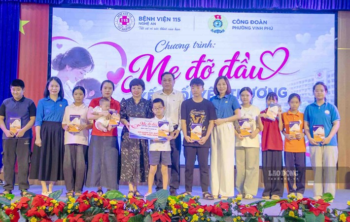 Les dirigeants du syndicat du quartier de Vinh Phú et de l'hôpital 115 de Nghệ An remettent des cadeaux aux enfants de membres syndicaux orphelins et en difficulté. Photo: Duy Chương