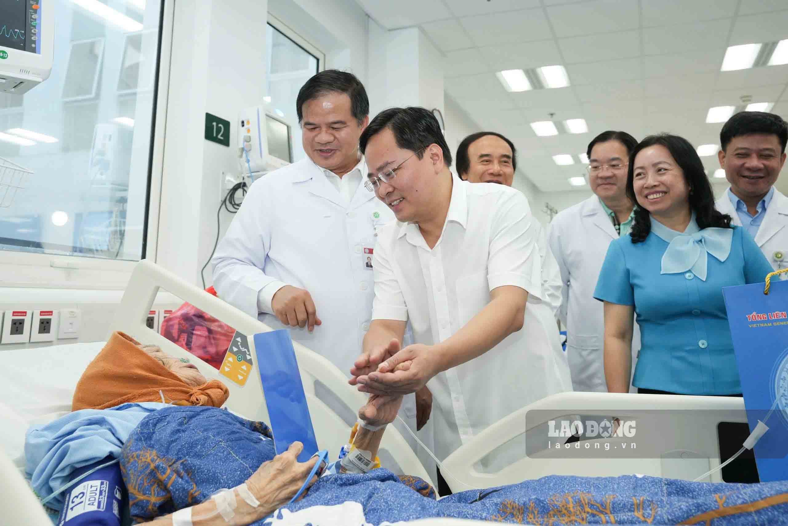 Chủ tịch Tổng LĐLĐ Việt Nam thăm, động viên người bệnh đang điều trị ở Bệnh viện Bạch Mai cơ sở Ninh Bình. Ảnh: Hữu Chánh 
