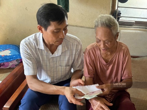 Le Fonds social caritatif Tấm lòng Vàng continue de verser de l'argent pour soutenir les personnes en difficulté