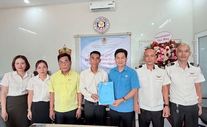 La Federación Laboral de la ciudad de Hue anunció la decisión de establecer el Sindicato de Base de Phuong Ty Co., Ltd. y admitir a 34 miembros del sindicato. Foto: Proporcionada por el Sindicato de Hue el 14 de octubre