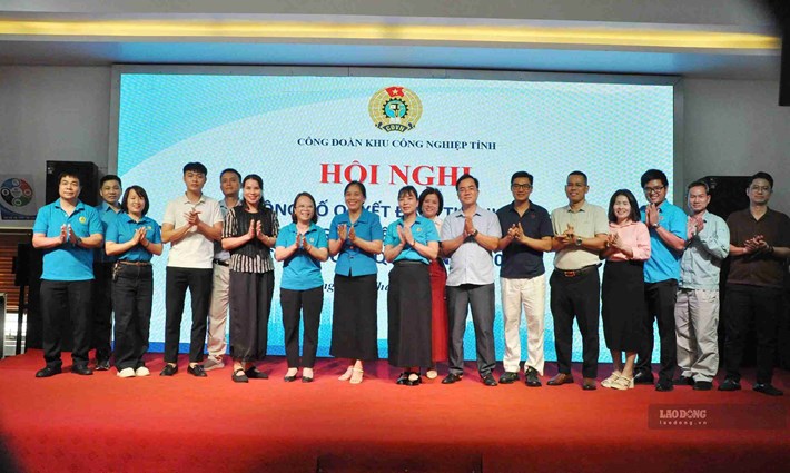 Conférence annonçant la décision de création du syndicat de la zone industrielle de la province de Hưng Yên dans l'après-midi du 14 octobre. Photo: Hải Minh