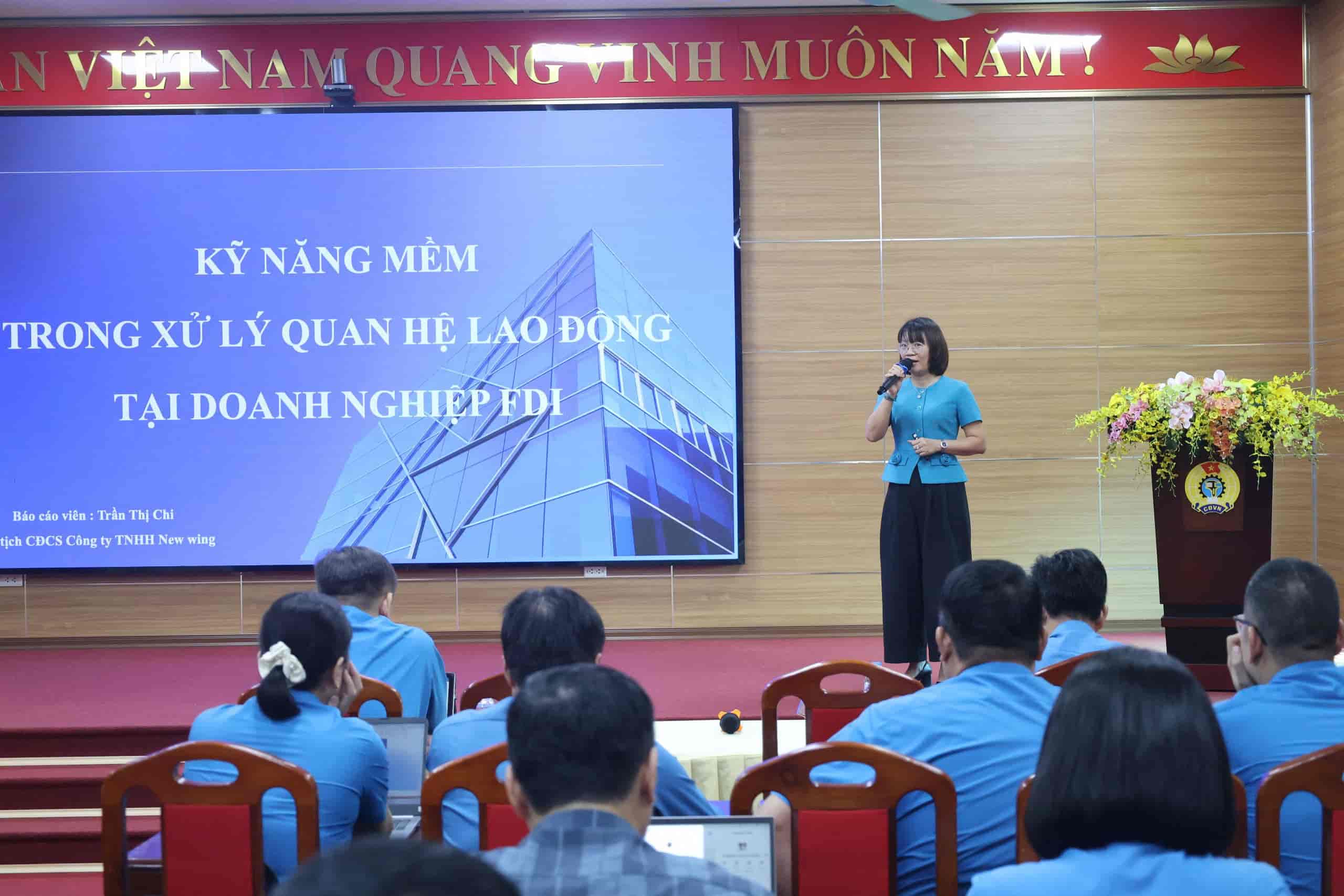 Trong chương trình tập huấn, các đại biểu được trao đổi, nghiên cứu bốn chuyên đề thiết thực, gắn trực tiếp với nhiệm vụ của cán bộ công đoàn. Ảnh: Quyết Chiến.